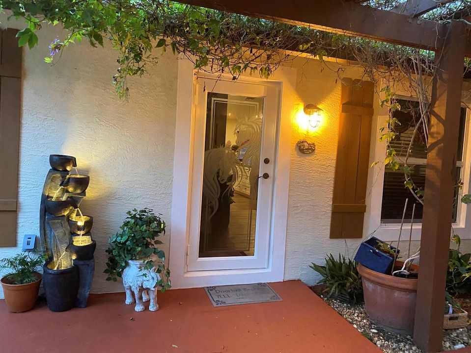 Entrace with horse etching glass door