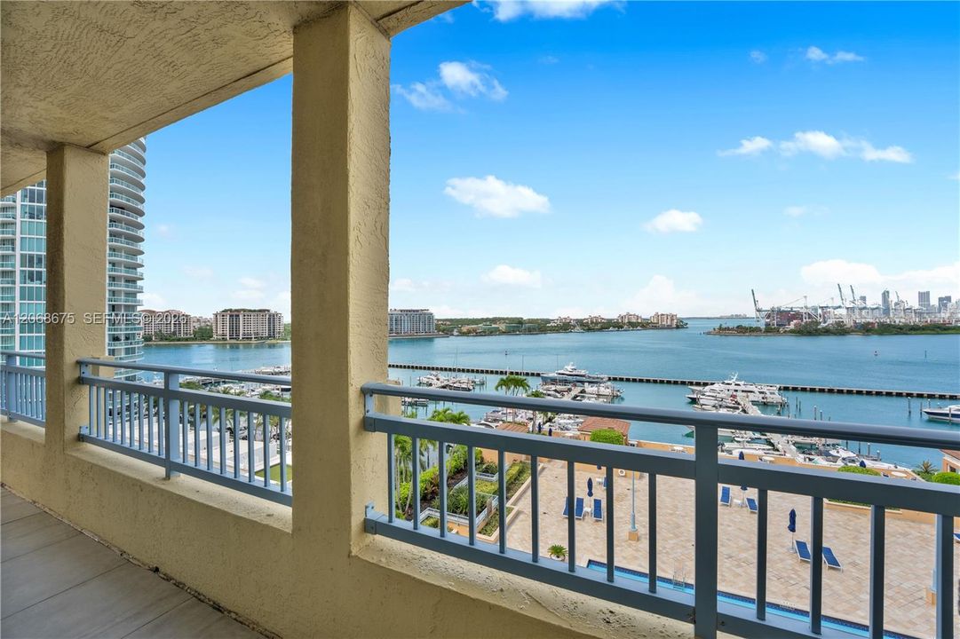 For Sale: $1,670,000 (2 beds, 2 baths, 1130 Square Feet)