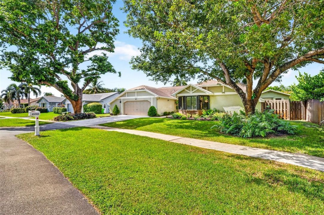 En Venta: $789,000 (5 camas, 3 baños, 2047 Pies cuadrados)