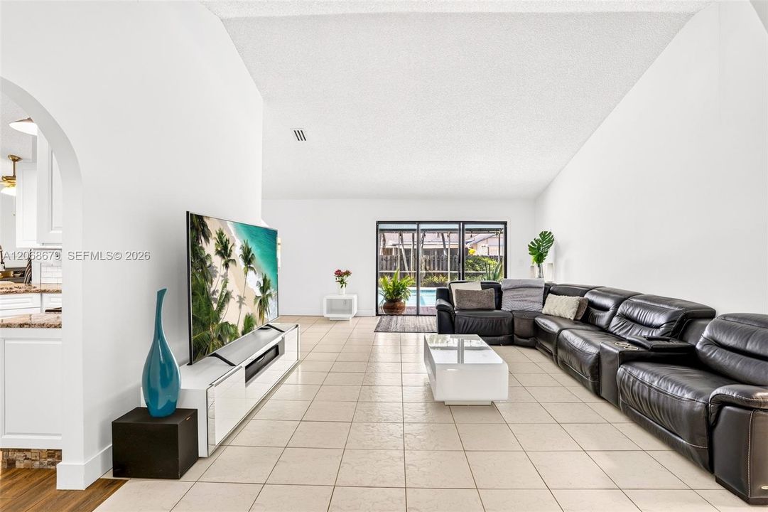 En Venta: $789,000 (5 camas, 3 baños, 2047 Pies cuadrados)