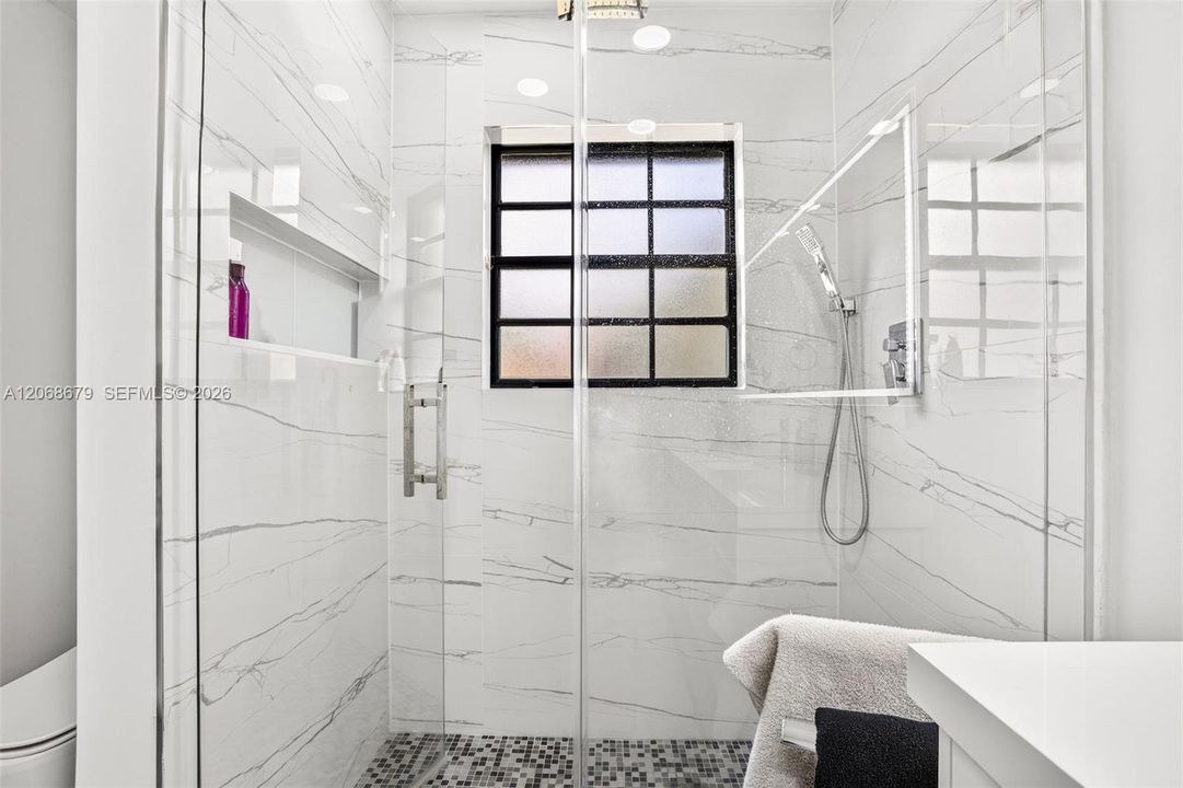 En Venta: $789,000 (5 camas, 3 baños, 2047 Pies cuadrados)