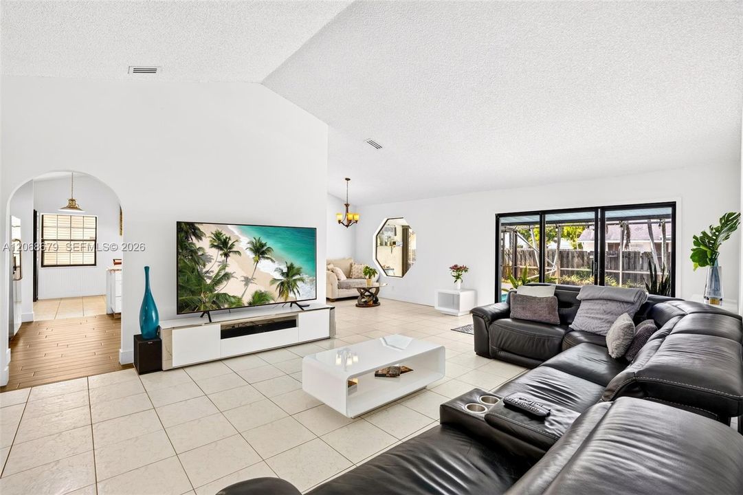 En Venta: $789,000 (5 camas, 3 baños, 2047 Pies cuadrados)