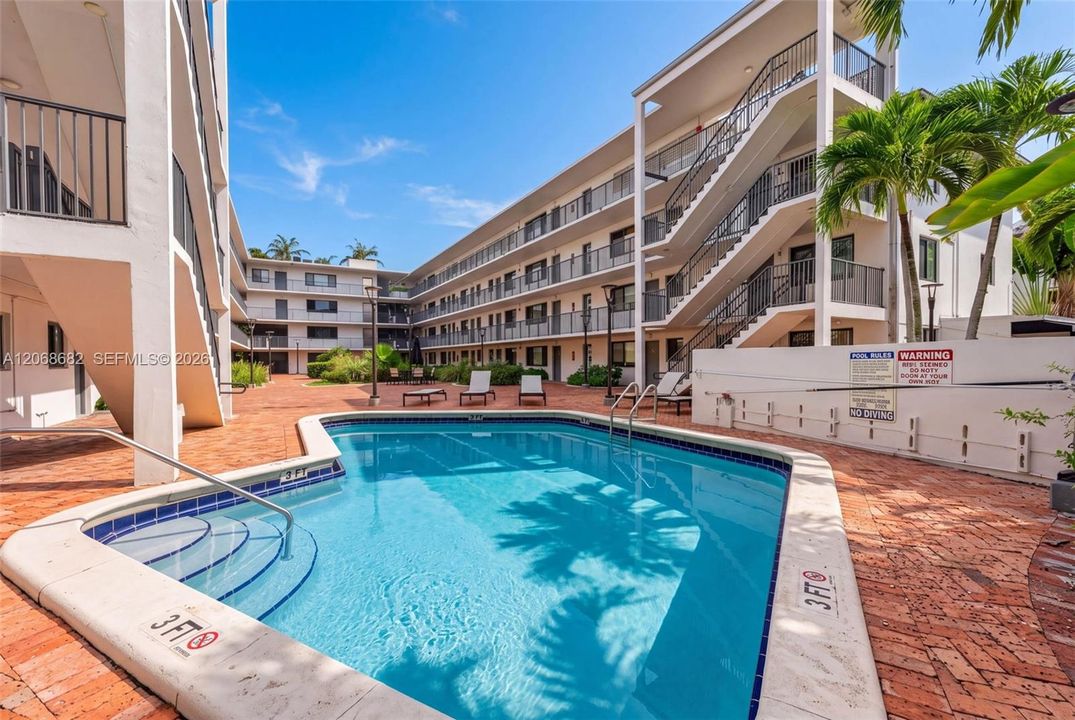 For Sale: $639,000 (2 beds, 2 baths, 879 Square Feet)