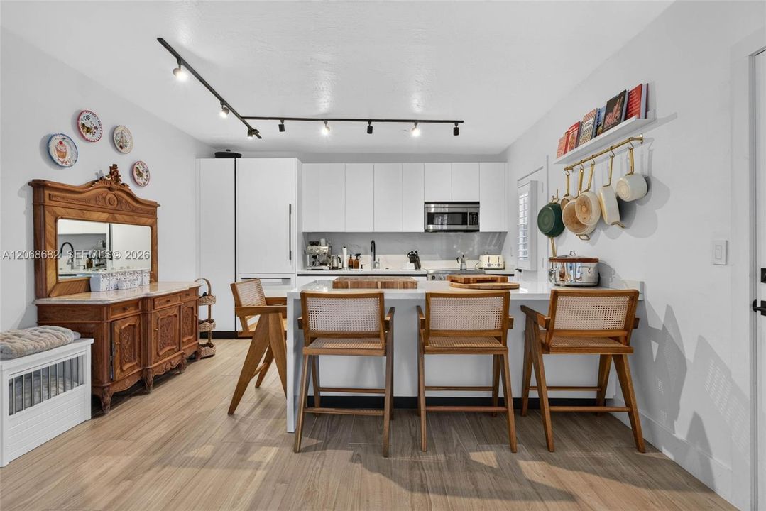 For Sale: $639,000 (2 beds, 2 baths, 879 Square Feet)