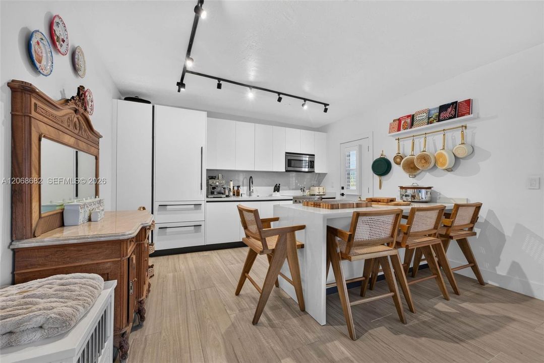 For Sale: $639,000 (2 beds, 2 baths, 879 Square Feet)