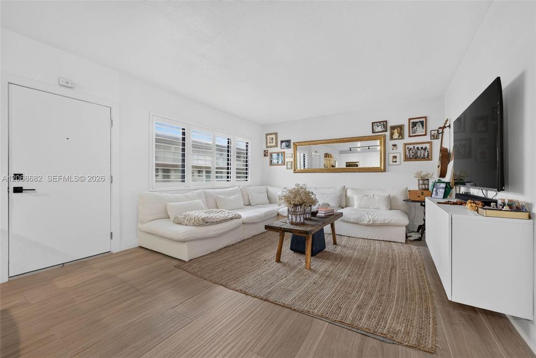 For Sale: $639,000 (2 beds, 2 baths, 879 Square Feet)