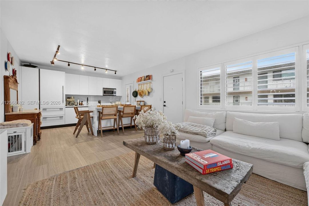 For Sale: $639,000 (2 beds, 2 baths, 879 Square Feet)