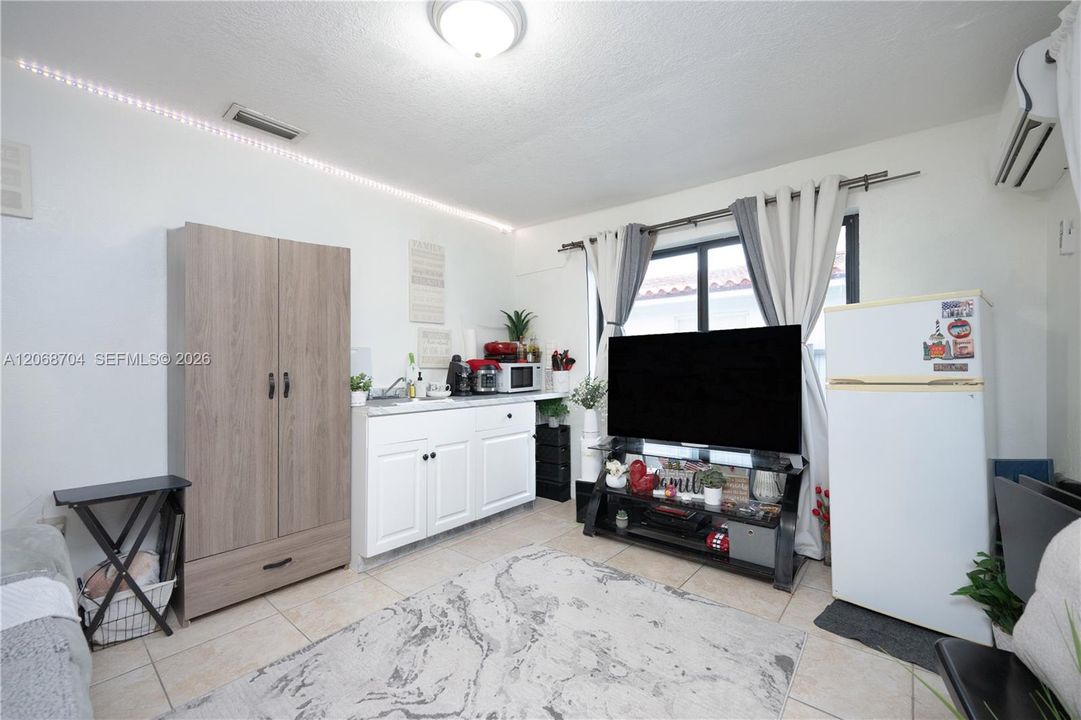 For Sale: $825,000 (5 beds, 5 baths, 2457 Square Feet)