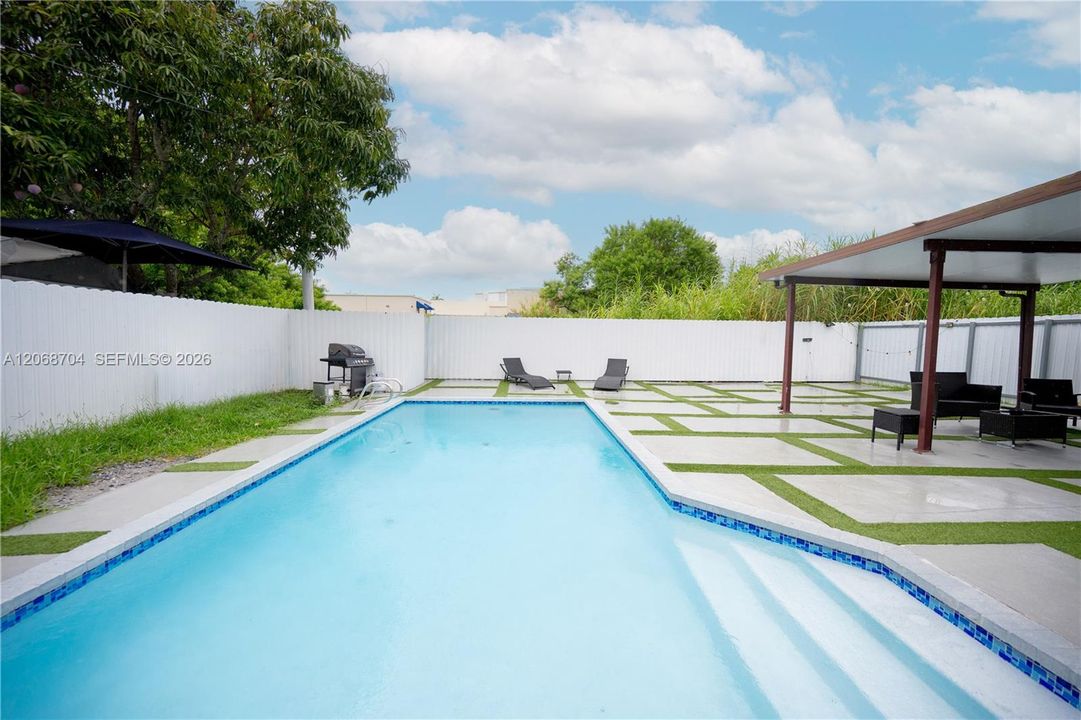 For Sale: $825,000 (5 beds, 5 baths, 2457 Square Feet)