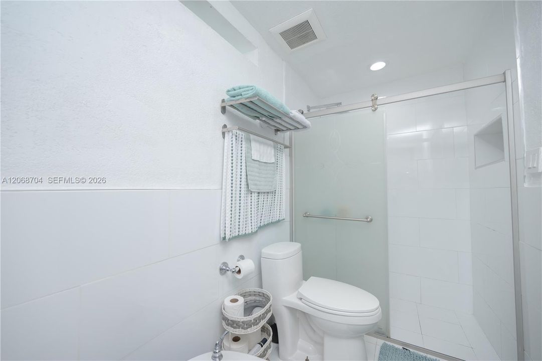 For Sale: $825,000 (5 beds, 5 baths, 2457 Square Feet)