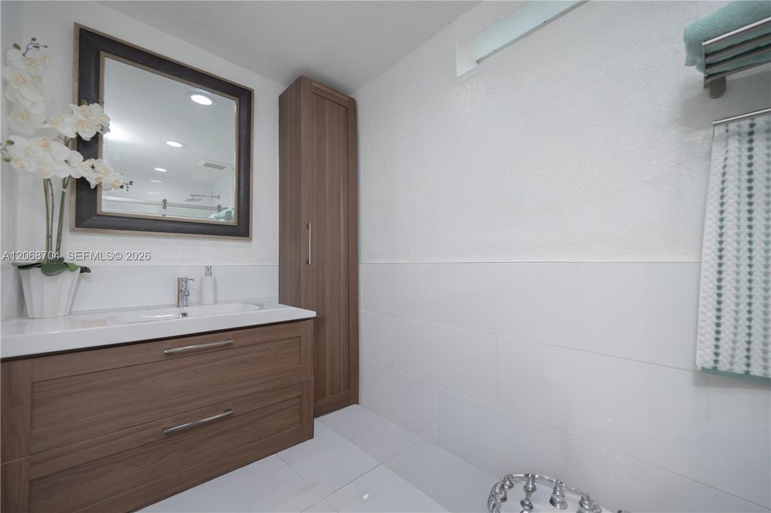 For Sale: $825,000 (5 beds, 5 baths, 2457 Square Feet)