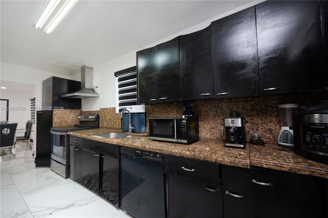 For Sale: $825,000 (5 beds, 5 baths, 2457 Square Feet)