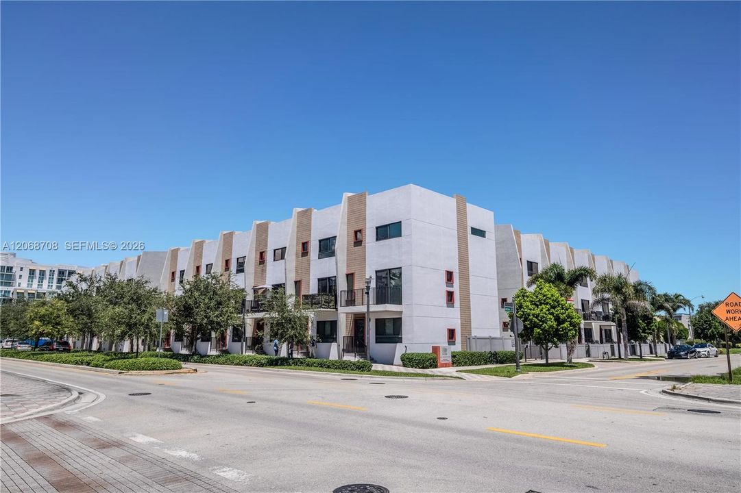 For Rent: $4,000 (3 beds, 3 baths, 40733 Square Feet)
