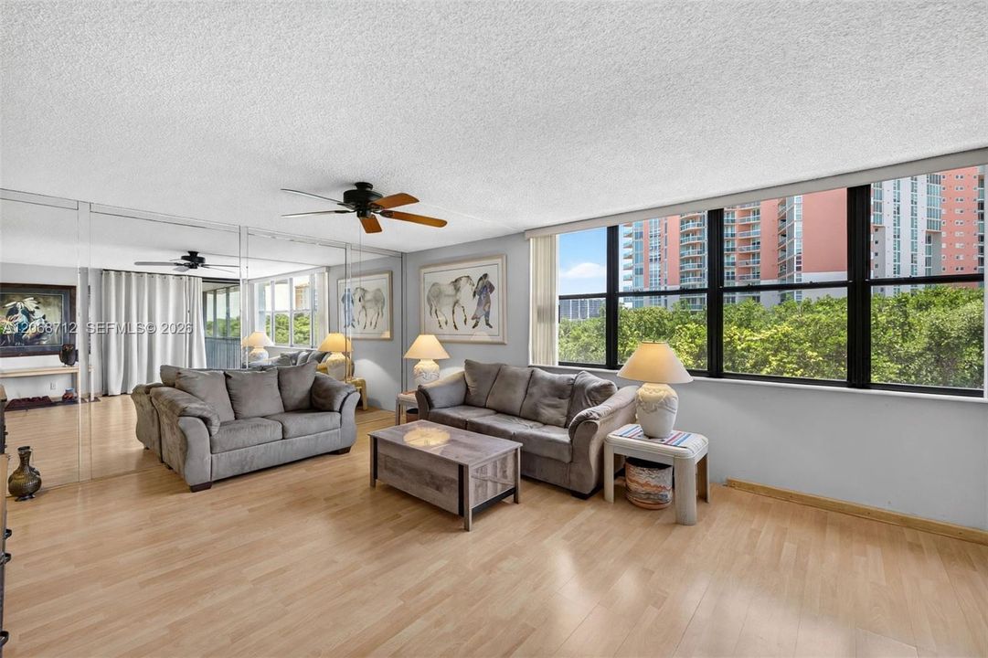 En Venta: $338,500 (3 camas, 2 baños, 1396 Pies cuadrados)