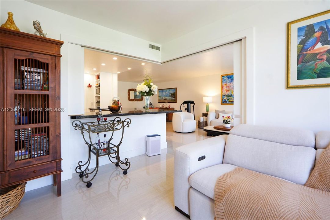 Activo con contrato: $365,000 (2 camas, 2 baños, 1130 Pies cuadrados)