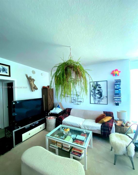 Active With Contract: $2,450 (0 beds, 1 baths, 594 Square Feet)