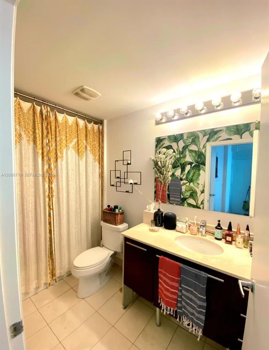 Active With Contract: $2,450 (0 beds, 1 baths, 594 Square Feet)