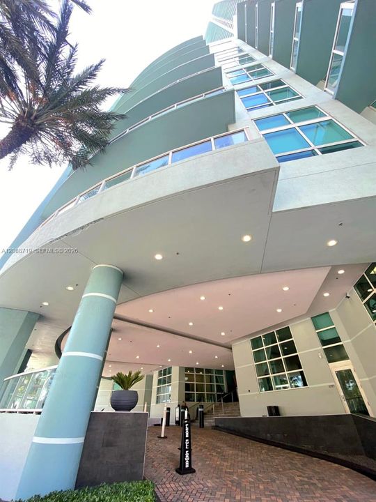 Active With Contract: $2,450 (0 beds, 1 baths, 594 Square Feet)