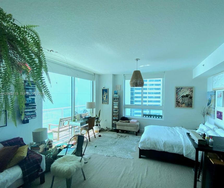 Active With Contract: $2,450 (0 beds, 1 baths, 594 Square Feet)
