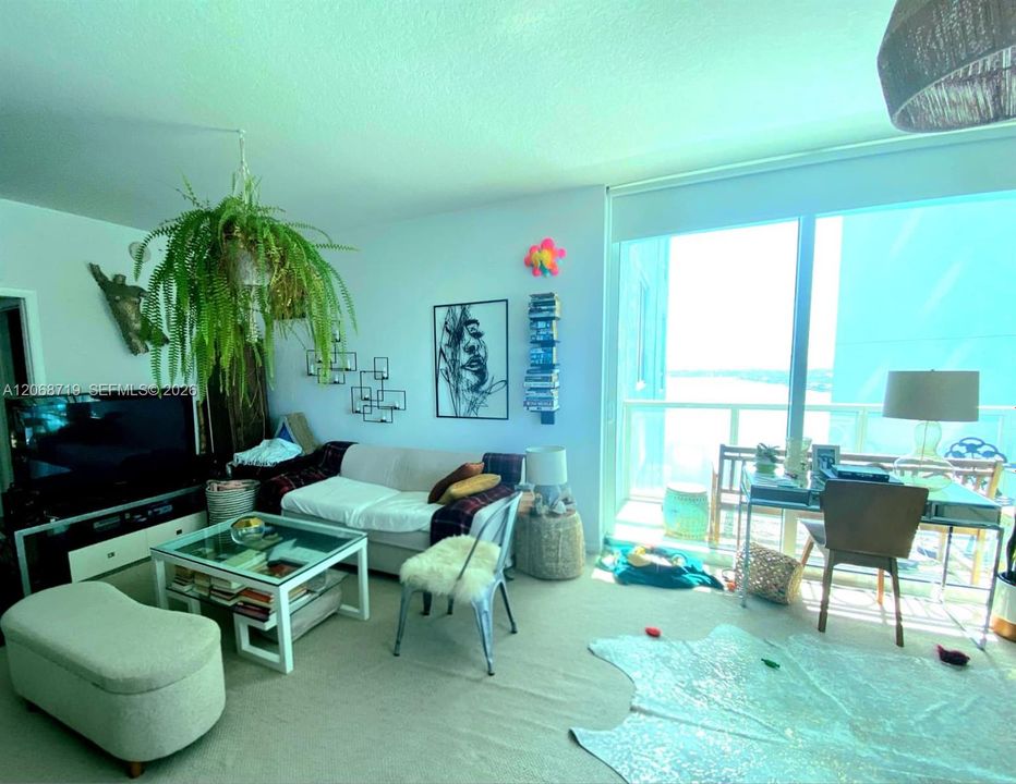 Active With Contract: $2,450 (0 beds, 1 baths, 594 Square Feet)