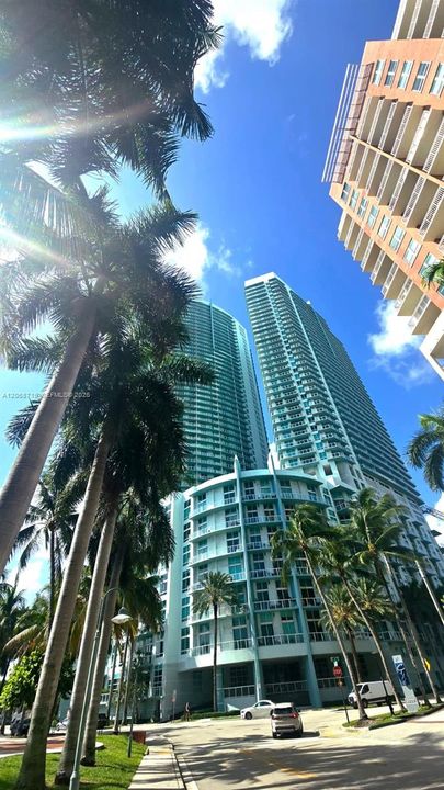 Active With Contract: $2,450 (0 beds, 1 baths, 594 Square Feet)