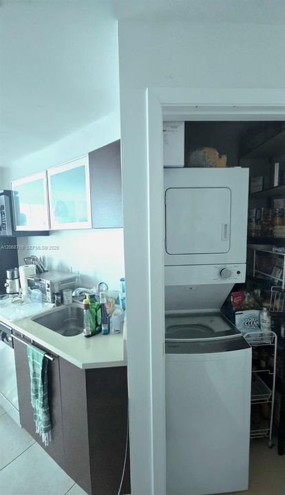 Active With Contract: $2,450 (0 beds, 1 baths, 594 Square Feet)