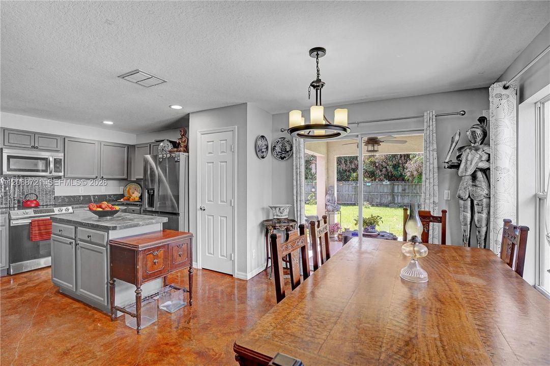 For Sale: $395,000 (3 beds, 2 baths, 1809 Square Feet)