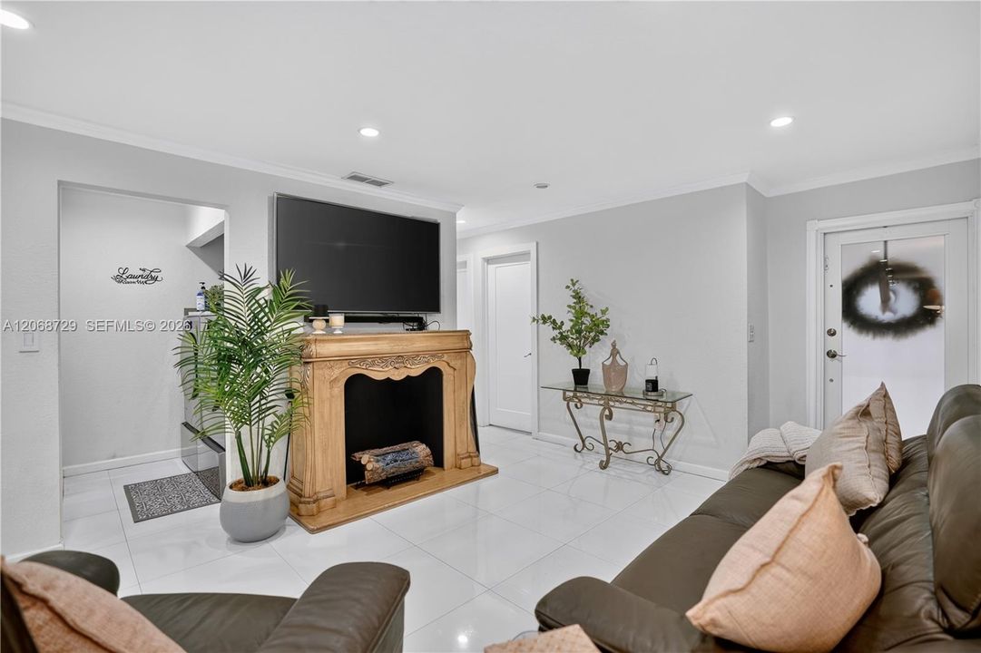 For Sale: $425,000 (3 beds, 2 baths, 1196 Square Feet)