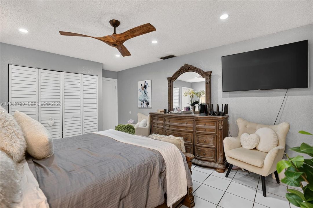 For Sale: $425,000 (3 beds, 2 baths, 1196 Square Feet)
