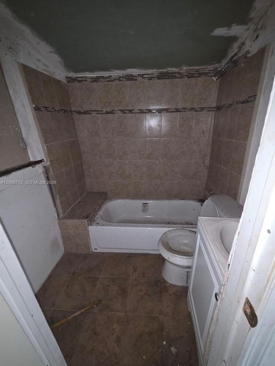 На продажу: $329,000 (4 спален, 1 ванн, 940 Квадратных фут)