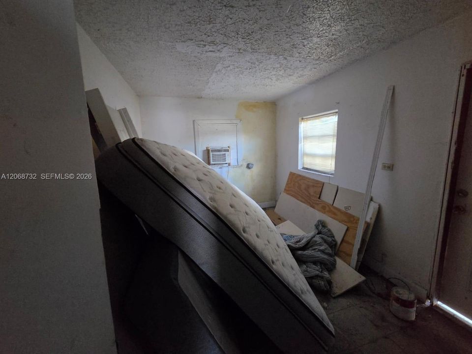 На продажу: $329,000 (4 спален, 1 ванн, 940 Квадратных фут)