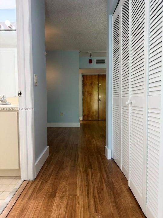For Sale: $239,886 (2 beds, 2 baths, 898 Square Feet)