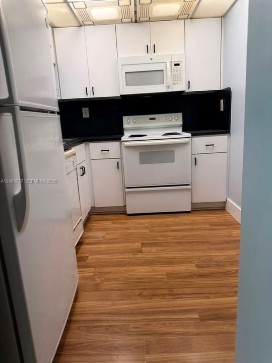 For Sale: $239,886 (2 beds, 2 baths, 898 Square Feet)