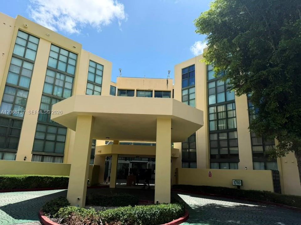 For Sale: $239,886 (2 beds, 2 baths, 898 Square Feet)