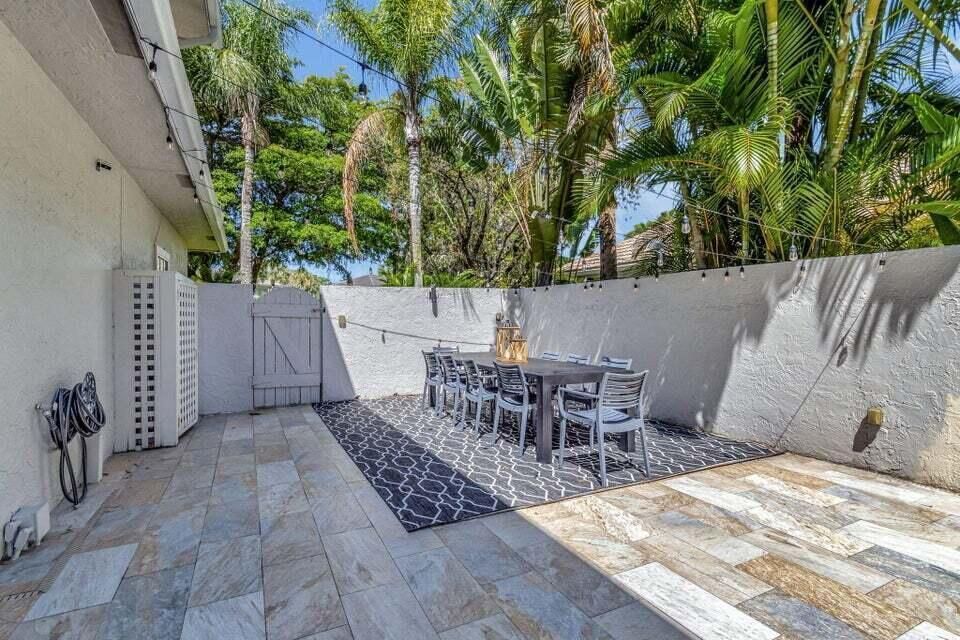 SIDE PATIO