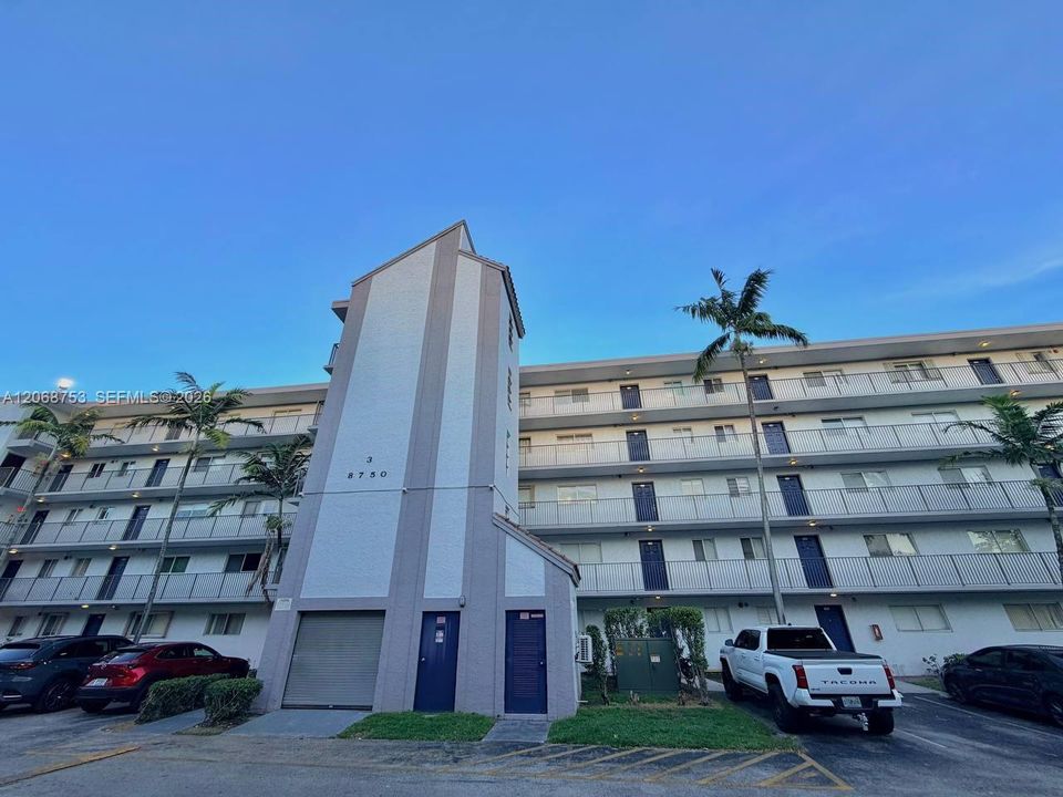 For Rent: $1,890 (2 beds, 2 baths, 832 Square Feet)