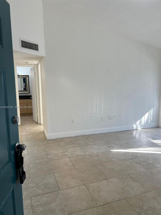 For Rent: $1,800 (1 beds, 1 baths, 679 Square Feet)