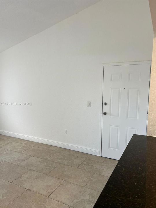 For Rent: $1,800 (1 beds, 1 baths, 679 Square Feet)