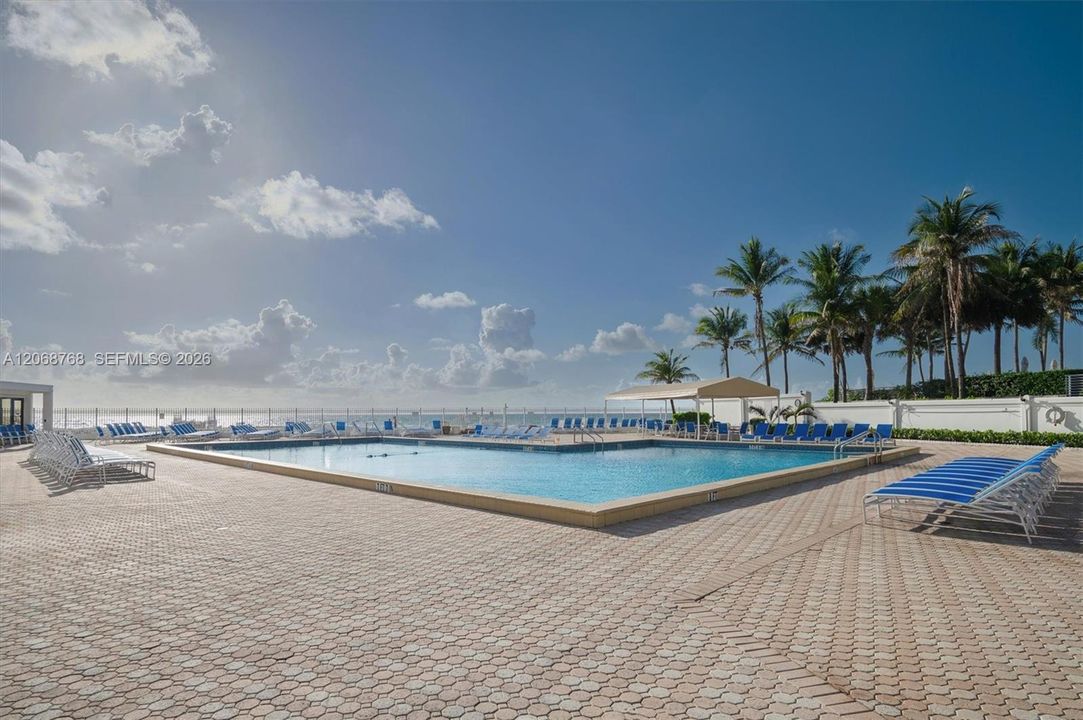 For Sale: $649,900 (2 beds, 2 baths, 1370 Square Feet)