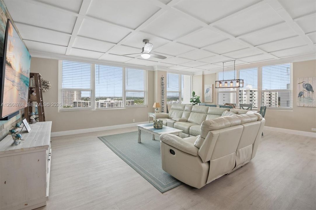 For Sale: $649,900 (2 beds, 2 baths, 1370 Square Feet)