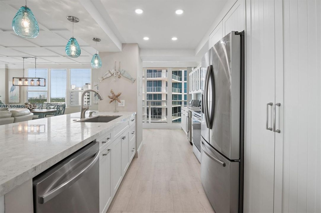For Sale: $649,900 (2 beds, 2 baths, 1370 Square Feet)