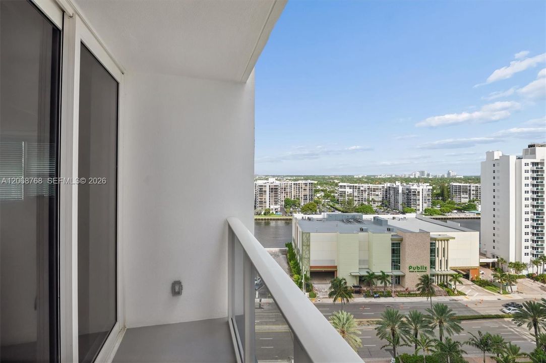 For Sale: $649,900 (2 beds, 2 baths, 1370 Square Feet)