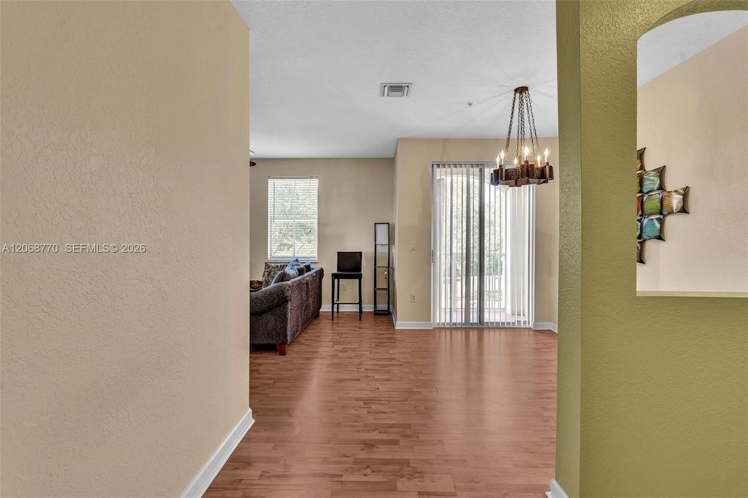 Activo con contrato: $325,000 (2 camas, 2 baños, 1205 Pies cuadrados)