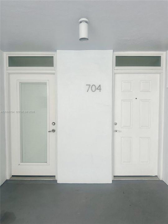 Active With Contract: $2,450 (1 beds, 1 baths, 890 Square Feet)