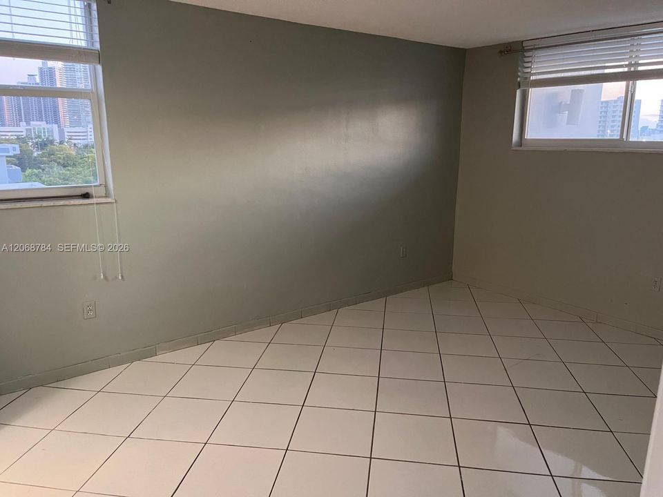 Active With Contract: $2,450 (1 beds, 1 baths, 890 Square Feet)