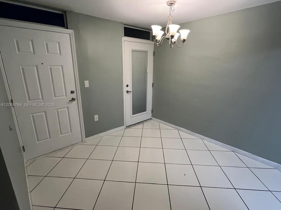 Active With Contract: $2,450 (1 beds, 1 baths, 890 Square Feet)