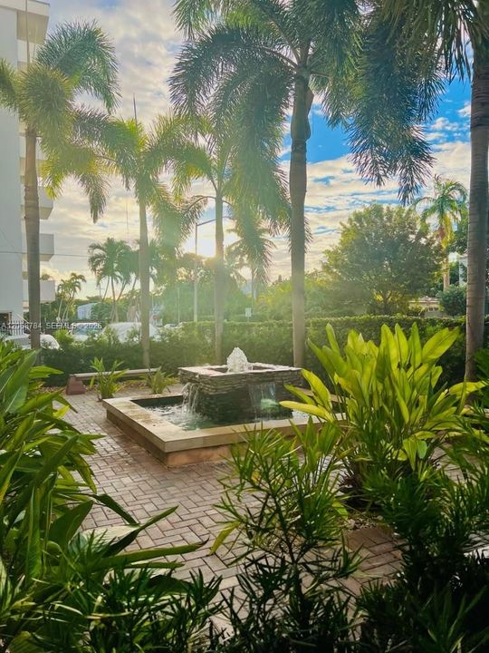 Active With Contract: $2,450 (1 beds, 1 baths, 890 Square Feet)