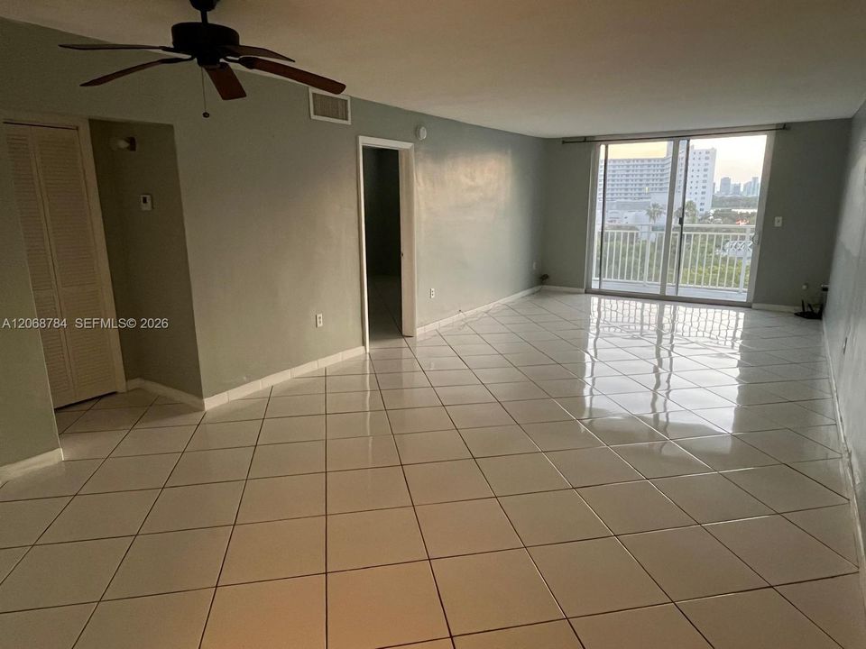 Active With Contract: $2,450 (1 beds, 1 baths, 890 Square Feet)