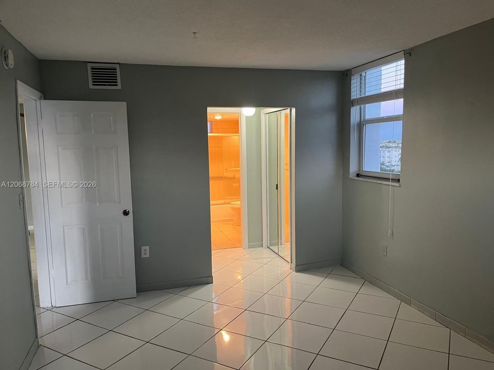 Active With Contract: $2,450 (1 beds, 1 baths, 890 Square Feet)