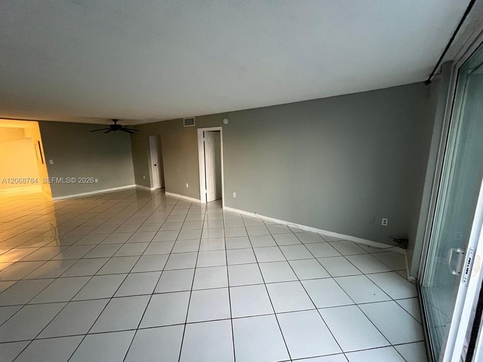 Active With Contract: $2,450 (1 beds, 1 baths, 890 Square Feet)
